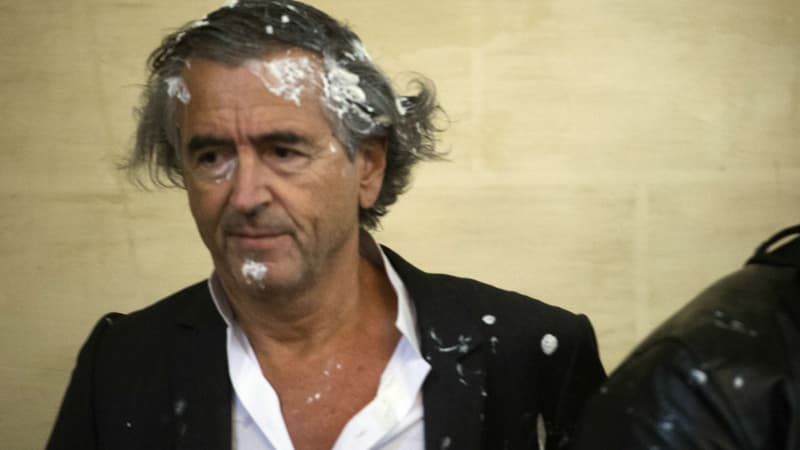 Une vingtaine de personnes ont lancé des tartes à la crème à Bernard-Henri Lévy samedi en Belgique.