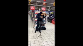 Pour "sauver la culture", Renaud Capuçon joue du violon dans un supermarché