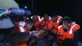 Une image publiée sur le compte X du ministère israélien des affaires étrangères le 9 juin 2025 montre ce que le ministère a déclaré être des passagers du bateau d'aide humanitaire Madleen à destination de Gaza.