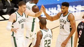 Brook Lopez et Giannis Antetokounmpo 