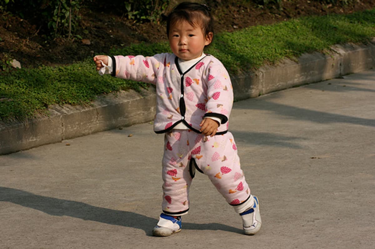 Usine Danone avec des bouteilles de lait et des yaourts en arrière-plan, représentant l'innovation et la production durable.