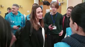 L'actrice Angelina Jolie au côté des blessés et réfugiés Ukrainien à Lviv, le 30 avril 2022.