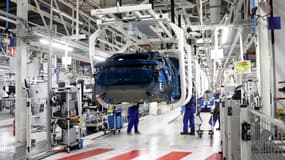 Des salariés travaillent sur la chaîne de production des nouvelles voitures électriques Peugeot e-3008 et e-5008 à l'usine Stellantis de Sochaux, en Franche-Comté, le 3 octobre 2024 (photo d'illustration).