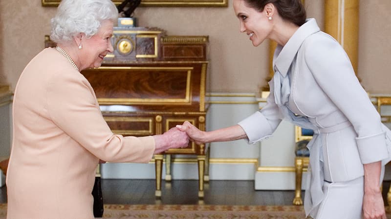 Angelina Jolie, distinguée par la reine d'Angleterre, le 10 octobre 2014 à Buckingham. 