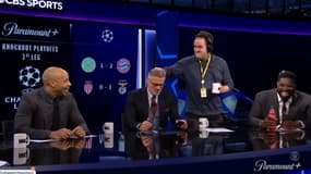 Un assistant de production ébouriffe Jamie Carragher après Everton-Liverpool (2-2), le 12 février 2025
