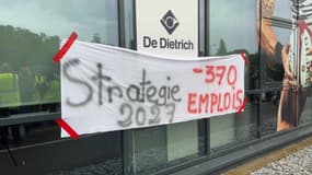 Une pancarte des manifestants de salariés de BDR Thermea sur le site de Mertzwiller en mai 2025