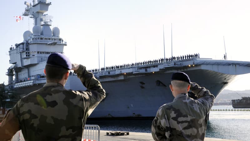 Le porte-avions Charles de Gaulle en février 2011 à Toulon 