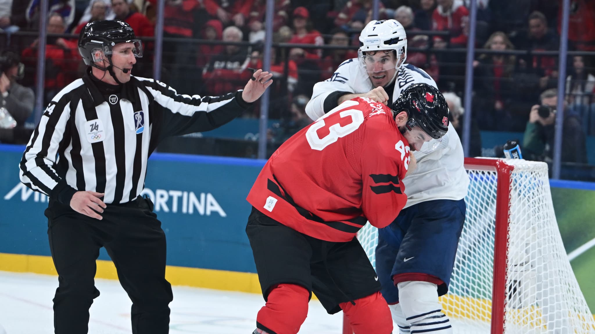 Hockey sobre hielo JO: ¿por qué están prohibidas las peleas en el hockey internacional?