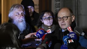 Didier et Cécile Noyer, accompagnés de leur fils, ainsi que leur avocat Bernard Boulloud, le 12 avril 2017 à Chambéry. 