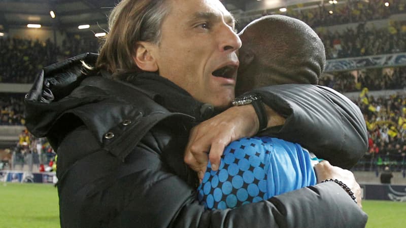 Issa dans les bras de son coach
