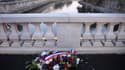 La gerbe déposée sur le pont Saint-Michel, le 17 octobre 2021, par le préfet de police de Paris Didier Lallement en hommage aux victimes du 17 octobre 1961