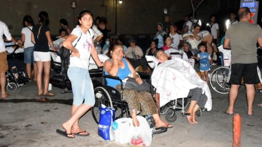 Des personnes reçoivent des soins dans le jardin de l'hôpital de Bodrum au sud-ouest de la Turquie, le 21 juillet 2017