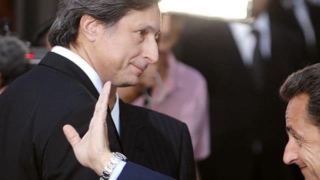 Patrick de Carolis, alors président de France Télévisions et Nicolas Sarkozy, candidat à la présidentielle, en mai 2007, dans les locaux de la chaîne publique, avant un débat face à Ségolène Royal.