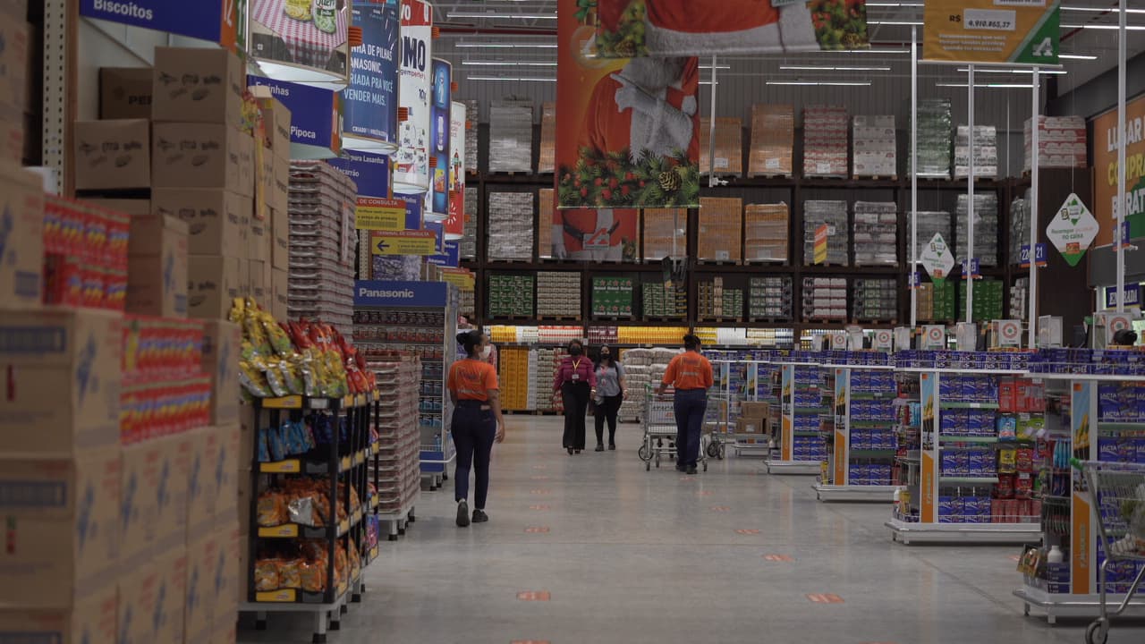 Des clients dans les rayons d'un magasin Atacadão au Brésil.