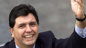 Alan Garcia salue la foule