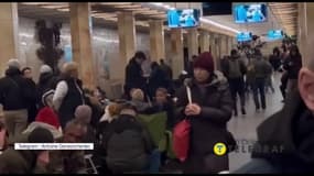 Des habitants de Kiev s'abritent dans les couloirs du métro, alors que la ville est ciblée par des frappes russes, le dimanche 6 avril 2025.