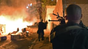 Une favela de Copacabana au Brésil a été le théâtre de violents affrontements après la mort d'un jeune, mardi 22 avril 2014.