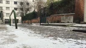 De la neige est tombée à Paris lundi mais il s'agissait d'un phénomène lié à la pollution.