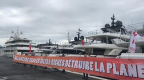 Une douzaine de personnes du collectif Attac Alpes-Maritimes se sont réunis au Port Canto à Cannes pour protester contre les yatchs.  