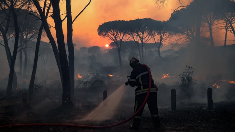 Un sapeur-pompier progresse dans l'incendie qui ravage le Var depuis lundi soir.