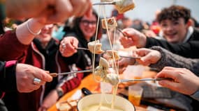 Des participants au record de la plus grande fondue au monde aux Rousses, dans le Jura, ce samedi 22 février 2025. 