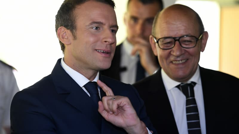 Emmanuel Macron et le ministre des Affaires étrangères Jean-Yves Le Drian, jeudi 1er juin 2017 à Etel (Morbihan).