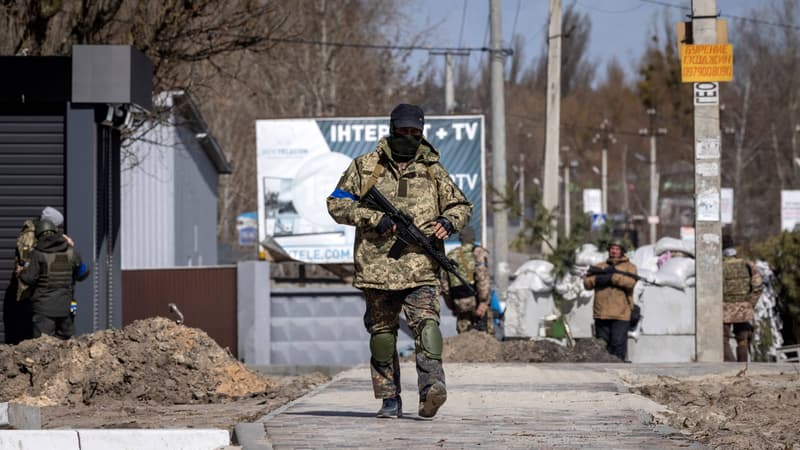 Un soldat ukrainien présent à un check-point de la ville de Stoyanka, le 27 mars 2022 