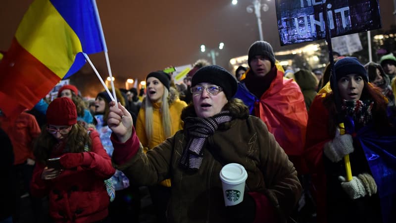 Des Roumains manifestent à Bucarest, le 12 février.