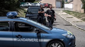 Les forces de l'ordre patrouillent dans le quartier où habite le suspect principal de l'attentat en Isère, vendredi.