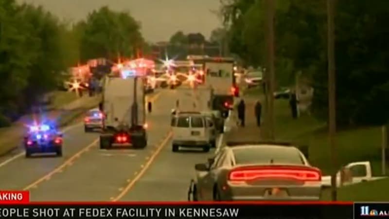 Les secours sur les lieux de la fusillade à Kennesaw, en Georgie, aux Etats-Unis, le 29 avril 2014.