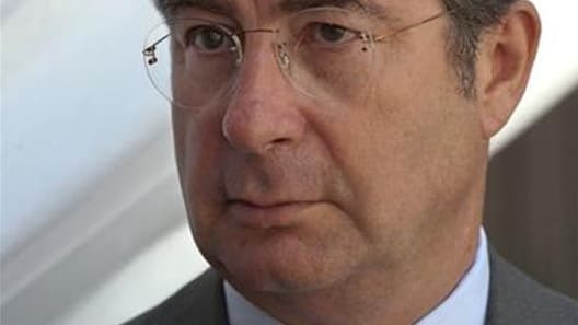 Martin Bouygues, PDG de la société homonyme, annonce dans le journal Les Echos qu'il va assigner Le Canard enchaîné en diffamation pour avoir écrit que le groupe serait impliqué dans une affaire de corruption entourant le contrat du futur ministère de la