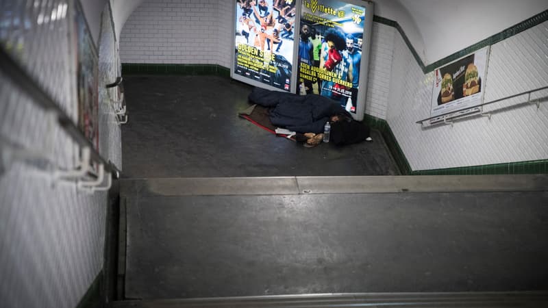 Un sans-abris dans le métro (photo d'illustration)
