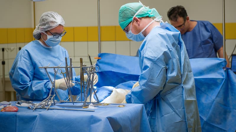 Opération chirurgicale. (illustration)