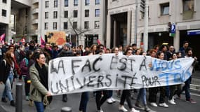 Des étudiants manifestent contre la loi de réforme de l'accès à l'université, le 4 avril 2018 à Marseille. 