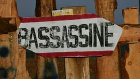 Une pancarte sur le site où des opposants se sont mobilisés ce week end contre une retenue d'eau géante, le 2 novembre 2022 à Sainte-Soline (Deux-Sèvres)