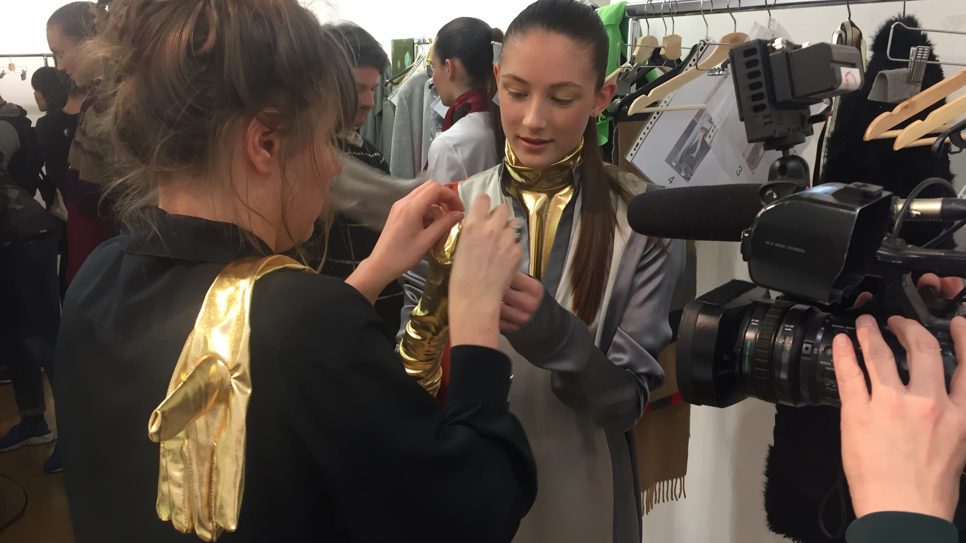 Préparation des mannequins du défilé Liselore Frowijn lors de la Fashion Week de Paris  