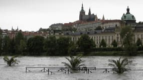 La capitale tchèque, Prague, inondée à la suite des pluies torrentielles de ces derniers jours. Le Premier ministre tchèque Petr Necas a décrété l'état d'urgence dans la majeure partie du pays. L'armée a installé des barrières métalliques et érigé des mur
