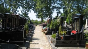 Les fossoyeurs opéraient de nuit dans le cimetière de Pantin (Seine-Saint-Denis).