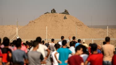 Des soldats israéliens face aux manifestants palestiniens.