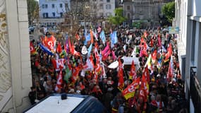 Des manifestants attendent l'arrivée d'Emmanuel Macron à Ganges, dans Hérault, le 20 avril 2023.