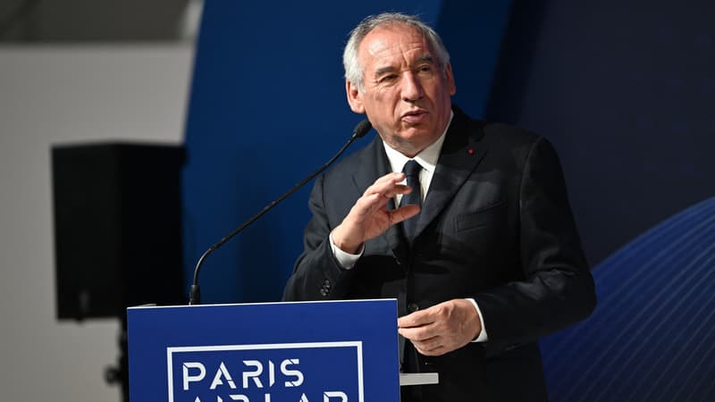 Le Premier ministre français François Bayrou prononce un discours lors d'une visite au Paris Air Lab dans le cadre de la 55e édition du Salon international de l'aéronautique et de l'espace de Paris-Le Bourget, à l'aéroport de Paris-Le Bourget, en banlieue parisienne, le 16 juin 2025.
