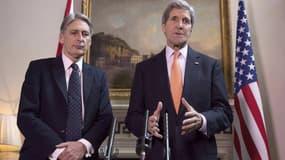 John Kerry et son homologue britannique Philip Hammond samedi à Londres.