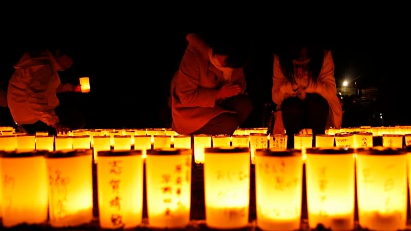 Recueillement à Iwaki, dans la préfecture de Fukushima, au Japon, un an après le séisme suivi d'un tsunami qui a provoqué la pire crise nucléaire depuis Tchernobyl en 1986. Cette triple catastrophe a fait 16.000 morts, 3.300 disparus et laissé derrière el
