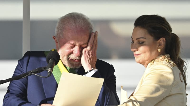Brésil: les larmes de Lula lors de son discours devant la foule à Brasilia
