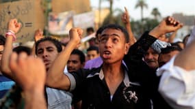 Quelques centaines de manifestants se sont rassemblés vendredi en début de soirée sur la place Tahrir au Caire pour protester contre la décision de l'armée égyptienne de dissoudre le Parlement à l'avant-veille du second tour de l'élection présidentielle o