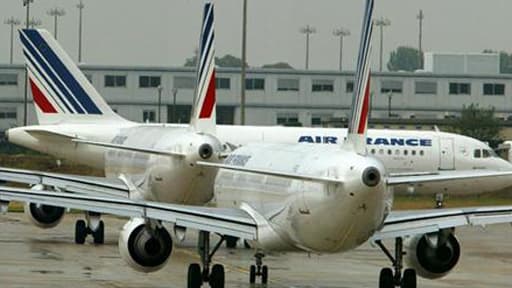entre 2 500 et 2 600 postes vont être supprimés d'ici à 2014 au sein d'Air France, ont annoncé mercredi les syndicats de la compagnie à l'issue d'un comité central d'entreprise (CCE).