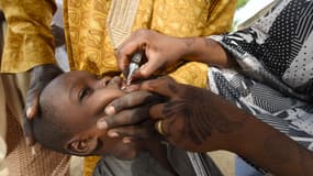 Un enfant est vacciné contre la poliomyélite lors d'une campagne de vaccination dans le nord-ouest du Nigeria en 2017.