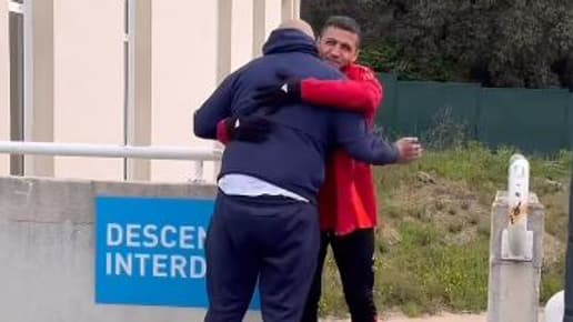 L'accolade d"Alexis Sanchez avec un salarié de l'OM pour son retour à la Commanderie 