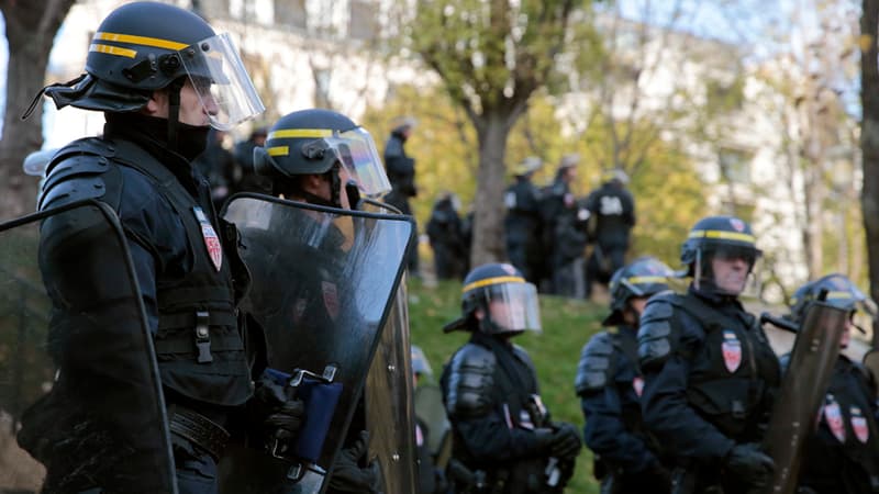 Des policiers le 2 novembre 2014 place Stalingrad à Paris, à l'occasion d'une manifestation en hommage à Rémi Fraisse.