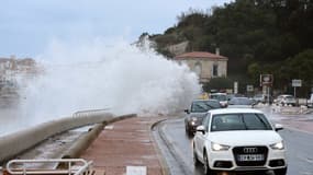 Des vagues frappent une route côtière à Marseille lundi 11 janvier.